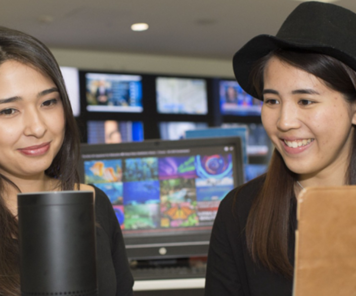 USC journalism students Cristina Galvan, left, and Almond Li worked on stories for Alexa in the “Advanced Journalism for Mobile and Emerging Platforms” class. Photo by Alan Middlesteadt via MediaShift.